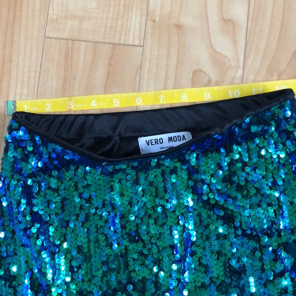 Iridescent sequin mini skirt by Vero Moda - Picture 6 of 8